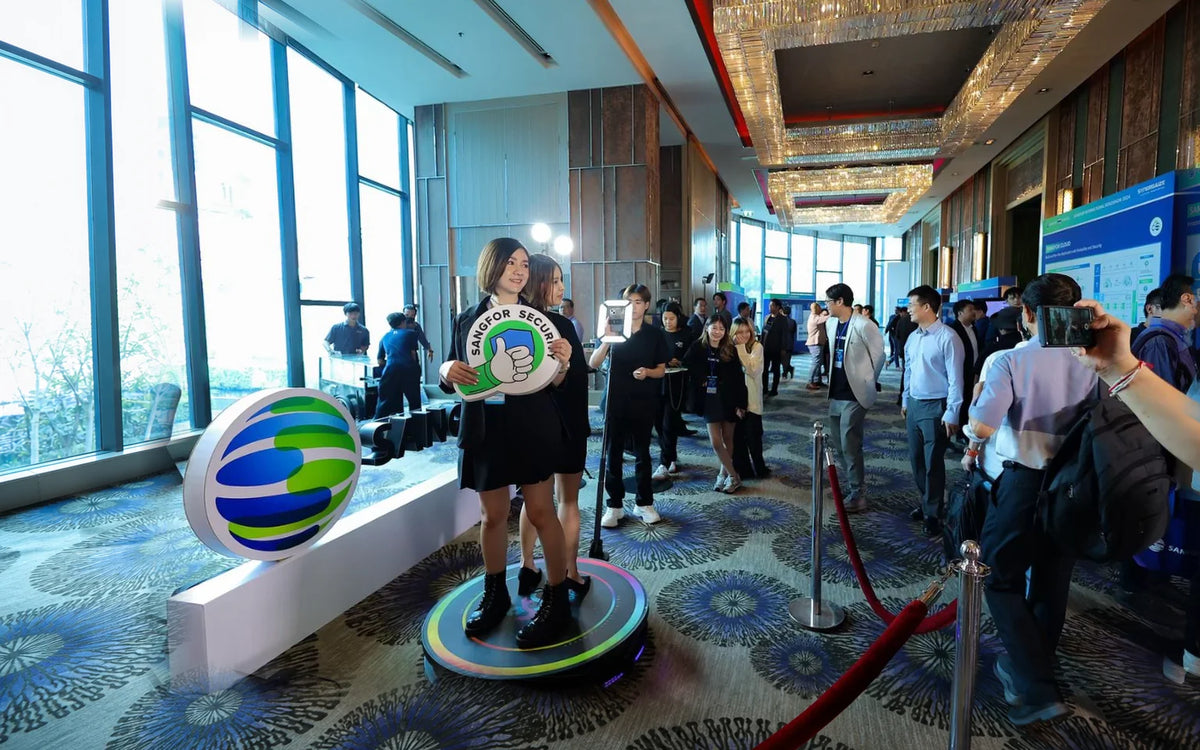 Trade show attendees using a 360 photo booth at a business event